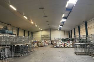Deze functionele magazijnsite omvat twee magazijnruimtes van respectievelijk +/- 800 m² en +/- 1.195 m², goed voor een totale magazijnoppervlakte van +/- 1.995 m².<br />Beide ruimtes zijn toegankelijk via een automatische sectionale poort (4,90B x 4,50H). Het dak werd in 2025 volledig vernieuwd en geïsoleerd. De vrije hoogte varieert tussen 6 en 8 meter, wat optimale mogelijkheden biedt voor efficiënte opslag en het plaatsen van racks. Daarnaast beschikt de site over een mezzanine van +/- 70 m², die extra opslag- of werkruimte biedt. Er is een elektrisch vermogen van 100 ampère aanwezig.<br /><br />Het volledig verharde terrein is voorzien van parkeergelegenheid aan de voor- en zijkant van de gebouwen en beschikt over voldoende manoeuvreerruimte voor een vlotte bereikbaarheid en gebruik van de magazijnruimtes.<br /><br />Het magazijn is strategisch gelegen nabij het centrum van Meulebeke en Tielt, op amper 4 km van de Brugsesteenweg (N50) en op slechts 5 km van de Pittemsesteenweg (N37). Via deze verbindingswegen is er een vlotte aansluiting naar de E403, op- en afrit 8 Roeselare-Beveren.<br /><br />Contacteer<strong> </strong>PANORAMA B2B voor bijkomende inlichtingen, plannen of een vrijblijvend plaatsbezoek op 05 300 800.