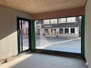 Espace de bureau d'environ 60 m² situé dans la Wallenstraat à Roeselare. Cette propriété est proposée sous forme de coque, les finitions étant effectuées en étroite consultation avec le locataire potentiel. Idéal comme bureau, espace de pratique ou entreprise.Spécifications de l'espace de bureau :- Superficie d'environ 58,2 m²- État de la coque (finition en consultation)- Vitrine avec entrée couverte- Eau, électricité et égouts urbains- Stationnement communautaire devant la porteLa taxe foncière et les frais communs sont à la charge du locataire.Vous recherchez un bien immobilier commercial composé de bureaux à louer à Roeselare ? N'hésitez pas à nous contacter au 051 21 22 23.