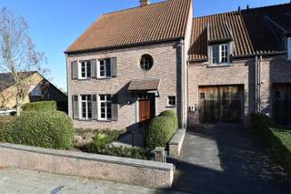 In een rustige en groene omgeving bevindt zich deze prachtige landelijke woning, waar hedendaags comfort en tijdloze charme hand in hand gaan.De...