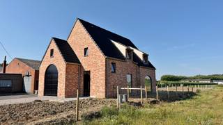 Bent u op zoek naar een stijlvolle en energiezuinige nieuwbouwvilla waar ruimte, comfort en licht centraal staan? Dan is deze prachtige woning beslist een bezoek waard.<br /><br />Bij het binnenkomen wordt u verwelkomd in een ruime inkomhal met gastentoilet. De lichtrijke leefruimte vormt samen met de volledig uitgeruste open keuken het hart van de woning. Dankzij de vele grote raampartijen geniet u de hele dag van een overvloed aan natuurlijk licht en een adembenemend uitzicht over de volledig omheinde tuin en de achterliggende velden.<br /><br />Aansluitend bevinden zich een praktische wasplaats en een ruime garage.<br /><br />Op de eerste verdieping zijn er vier volwaardige slaapkamers en een stijlvolle badkamer, uitgerust met een ligbad, een inloopdouche en een dubbel lavabomeubel. Daarnaast is er een apart toilet op het verdiep.<br /><br />Buiten geniet u van een volledig afgesloten tuin met een ruim terras, ideaal om in alle rust van de zon en het landelijke uitzicht te genieten. Vooraan beschikt de woning over een ruime oprit en de tuin is bovendien bereikbaar via een handige zijweg.<br /><br />Troeven van deze woning:<br /><br />Exclusieve nieuwbouwvilla<br />- 4 ruime slaapkamers<br />- Volledig uitgeruste open keuken<br />- Zeer lichtrijke leefruimte met grote raampartijen<br />- Prachtig open zicht over de tuin en de velden<br />- Volledig omheinde tuin met terras<br />- Ruime garage en praktische wasplaats<br />- Vloerverwarming<br />- Zonnepanelen<br />- Airconditioning in elke slaapkamer<br />- Energiezuinige en kwalitatieve afwerking<br /><br />Een unieke woning voor wie op zoek is naar een luxueuze, instapklare gezinswoning met alle hedendaagse comfort op een rustige locatie.<br /><br />Interesse? Contacteer ons gerust voor meer informatie of een bezoek ter plaatse.