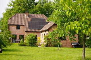 In Hortweidenweg 67, you will find this beautiful home on a 22-acre plot. This ready-to-move home with separate garage is ideal for large families or those looking for extra space for a (secondary) profession, studio or home practice. There are 4 bedrooms, with the possibility of a 5th room by installing a Velux.The house is quietly located a stone's throw from the bustling center of Zonhoven, close to nature reserves such as De Teut and De Platwijers, and with good accessibility. An energy renovation has recently been carried out: new windows and doors with triple glazing, wall insulation, ventilation and an 11 kWh home battery for optimal use of solar energy. The house also has a wired alarm system.Through the entrance hall with guest toilet, you reach a storage room, technical room and a multipurpose room with shower and sink facilities. The kitchen and living room face south and offer a beautiful view of the maintenance-friendly, pesticide-free garden. The kitchen is equipped with all modern comforts such as a steam oven, breakfast cabinet, dishwasher and induction cooker.Upstairs, you will find a spacious night hall, 3 large bedrooms, a modern bathroom and a large storage room with the potential for an extra room or dressing.