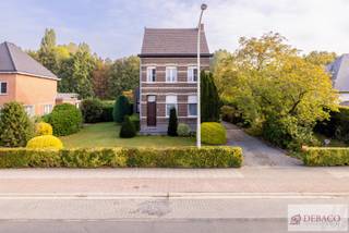 Karaktervolle te renoveren woning op een toplocatie in Koningshooikt!Bent u op zoek naar een charmante te renoveren woning op een uitstekende locatie...