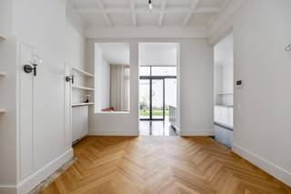 Bekijk alvast de videotour, de grondplannen, het gunstige EPC (B!), de conforme elektriciteitskeuring en blanco asbestinventaris via de Wellimmo-site 'documenten'.<br /><br />Deze volledig gerenoveerde herenwoning in eclectische stijl uit 1909, naar een ontwerp van Hendrik Delvaux, bevindt zich op een gegeerde residentiële locatie aan de statige Jan Van Rijswijcklaan, nabij verscheidene parken en de invalswegen van en naar het stadscentrum. Een unieke combinatie van klassieke grandeur en hedendaags wooncomfort, met een zonnige tuin als extra troef.<br /><br />Achter de elegante gevel met typerende voortuin schuilt een stijlvolle woning met een totale bewoonbare oppervlakte van maar liefst 353m², verdeeld over vier volwaardige bouwlagen én een ruime, droge kelderverdieping.<br /><br />Bij binnenkomst valt meteen de indrukwekkende inkomhal met dubbele voordeur en marmermozaïek op. Een eerste aan de voorzijde liggende kamer is ideaal als home-office of praktijk. Ook treffen we hier het gastentoilet.<br />Aan de tuinzijde werd een ruime leefkeuken ingericht met hoogwaardige materialen, voorzien van een gezellige ontbijthoek en eetplaats. De harmonica glazen wand over de volledige breedte zorgt voor een naadloze connectie tussen binnen en buiten – perfect voor zomerse dagen.<br /><br />Op de eerste verdieping vinden we twee royale kamers over de volle breedte van het huis, met toegang tot een aangenaam terras. <br />De tweede verdieping herbergt een luxueuze master suite met ensuite dressing en luxueuze badkamer. Ook een aparte linnen.kamer en praktische wasplaats werden hier voorzien. Op de derde verdieping zijn er nog drie slaapkamers en een tweede badkamer<br /><br />De woning werd recent en grondig gerenoveerd met veel oog voor detail, waarbij het authentieke karakter maximaal bewaard bleef en gecombineerd werd met hedendaags wooncomfort. Het resultaat: een instapklare woning met energielabel B (EPC: 161 kWh/m²), voorzien van moderne technieken en hoogwaardige afwerking zoals een mooie parketvloeren en uitgekiende natuursteenselectie.<br /><br />Pluspunten:<br />– Tijdloze en hoogwaardige renovatie met behoud van authentieke elementen<br />– Zonnige, onderhoudsvriendelijke tuin met privacy<br />– Residentiële toplocatie nabij parken en invalswegen<br />– Mogelijkheid tot combinatie wonen-werken <br />– Ruime kelderverdieping met nog tal van mogelijkheden<br />– Parkeermogelijkheid in de directe omgeving<br /><br />Kortom: een uitzonderlijk aanbod op de Antwerpse vastgoedmarkt, waar elegantie, comfort en locatie perfect samenkomen.<br /><br />Voor meer info bel 03/225.00.68 of surf naar www.wellimmo.net<br /><br /><br />
