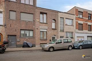<p><span>Instapklare woning (168m²) met 5 slaapkamers en tuin in Deurne.</span></p><p><span> </span></p><p><span>Het pand dankt zijn uitstekende mobiliteitsscore aan de centrale ligging nabij de Bisschoppenhoflaan en de Turnhoutsebaan. Het openbaar vervoer is goed vertegenwoordigd in de nabije omgeving en met de wagen bereik je de snelweg in slechts enkele minuten. Verder kan je ook gemakkelijk gebruik maken van het velo-deelsysteem.</span></p><p><span> </span></p><p><span>De woning onderging verschillende renovaties in 2019 en vernieuwingen en is doorheen de jaren goed onderhouden, waardoor je hier zonder grote werken je intrek kan nemen. De achter- en voorgevel zijn respectievelijk geïsoleerd, verder is er een nieuwe verwarmingsketel geïnstalleerd in 2021 en zijn er nieuwe plafonds, vloeren en leidingen geplaatst. Ook is de elektriciteit aangepakt en is de polyvalente ruimte op de souterrain volledig onder handen genomen. </span></p><p><span> </span></p><p><span>Je komt binnen en loopt naar de souterrain waarin de keuken en woonkamer zich bevindt, die uitgerust is met alle hedendaags comfort met aansluitend de tuin met tuinberging. </span></p><p><span> </span></p><p><span>Op de eerste etage situeren zich de eerste 2 a 3 slaapkamers, waarvan de achterste beschikt over een aangrenzende badkamer met ligbad, lavabomeubel en wc. De overige 2 a 3 volwaardige slaapkamers bevinden zich op de bovenverdieping. </span></p><p><span> </span></p><p><span>Ben je op zoek naar een instapklare woning op een gunstige locatie in Deurne? Mis deze kans niet! Bruikbare vloeropp 168m² ref.: bruto vloeropp. EPC-certificaat. Voor meer info of een gratis schatting surf naar </span><span><span>www.hansimmo.be</span></span></p><p><span> </span></p><p><span> </span></p>