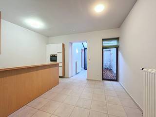 Vous recherchez un endroit calme pour vivre dans le centre de Bruges ? Ce charmant appartement situé au rez-de-chaussée bénéficie d'un emplacement privilégié à proximité du parc Queen Astrid et à quelques pas des boutiques, des restaurants et du centre-ville historique.L'appartement offre tout le confort pour ceux qui veulent profiter de la vie citadine en toute tranquillité.Disposition :Hall d'entrée - salon (18 m²) - coin repas (14 m²) - cuisine ouverte avec combi/micro-ondes, cuisinière, hotte, réfrigérateur, double vasque et placards - chambre (8 m²) - salle de bain avec lavabo, miroir, baignoire, toilettes et raccordement machine à laver - cave - terrasseDans l'ensemble : - Prix de location : 775 €/mois + 25,00 €/mois montant fixe de frais- Disponible : 01/12/2025Le moyen le plus rapide pour visiter cette propriété ? Demandez votre visite via le bouton rose de notre site Web (www.dewaele.com) et vous serez contacté par l'un de nos experts en location.