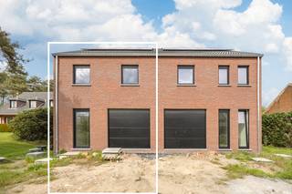 Deze halfopen nieuwbouwwoning is gelegen vlakbij het centrum Booischot, vlakbij openbaar vervoer, scholen, supermarkten en andere handelszaken.We...