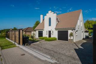 Vous recherchez une villa spacieuse à vendre à Courtrai offrant de nombreuses options et une excellente accessibilité ? Alors cette maison prête...