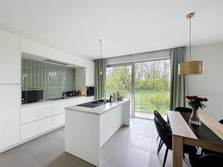 <h1><span>Luxe appartement in een groene oase</span></h1><h1><span> </span></h1><h1><span>Bent u op zoek naar een ruim en stijlvol appartement dat voorzien is van alle hedendaags comfort? Dan is dit een unieke opportuniteit.</span></h1><h1><span> </span></h1><p><span>Gelegen in een prachtige, groene omgeving en op korte afstand van de stad, bevindt zich dit </span><span>instapklaar appartement</span><span> met </span><span>twee slaapkamers</span><span>. </span></p><p><span>Het appartement beschikt over een </span><span>open</span><span>, volledig uitgeruste </span><span>keuken </span><span>die naadloos overgaat in een lichtrijke </span><span>leefruimte</span><span>. </span></p><p><span>Daarnaast zijn er een praktische </span><span>berging</span><span>, een moderne </span><span>badkamer </span><span>met douche en een </span><span>apart toilet</span><span>.</span></p><p><span>Een absolute troef is het uitzonderlijk </span><span>ruim </span><span>en </span><span>zonnige terras </span><span>dat rondom het appartement loopt. </span></p><p><span>Vanuit elke kamer heeft u directe toegang tot dit terras, waar u in alle rust kunt genieten van het groene uitzicht.</span></p><p><span>Het gebouw combineert een aansluiting op het warmtenet van Roeselare met zonnepanelen, wat bijdraagt aan een duurzaam en energiezuinig wooncomfort.</span></p><p><span>Verder zijn een </span><span>ondergrondse staanplaats </span><span>en een extra </span><span>kelderberging </span><span>inbegrepen in de prijs. </span></p><p><span> </span></p><p><span>Op het domein komt u volledig tot rust en geniet u van maximale privacy. </span></p>