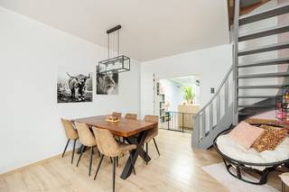 <p><strong>Gerenoveerde gezinswoning met 3 slaapkamers, tuin en garage!</strong></p><p>Bent u op zoek naar een instapklare, sfeervolle woning waar modern comfort hand in hand gaat met huiselijke gezelligheid? Zoek niet verder! Deze prachtig gerenoveerde tussenwoning biedt alles wat u nodig heeft voor een fijn thuis.</p><p><strong>Een warm welkom</strong> Bij binnenkomst wordt u direct omarmd door de moderne en frisse uitstraling van de woning. De ruime en lichte doorzonwoonkamer is een ware eyecatcher, compleet met een stijlvolle houten eettafel en een gezellige zithoek. De lichte laminaatvloer en de accentmuur in een trendy roze tint zorgen voor een eigentijdse sfeer. Een open trap leidt naar de bovenverdieping, wat bijdraagt aan het ruimtelijke gevoel.</p><p><strong>Culinaire verwennerij</strong> De semi-open keuken is een droom voor elke kookliefhebber. Uitgerust met moderne grijze kasten, een warm houten werkblad en hoogwaardige inbouwapparatuur (zoals een oven op ooghoogte), is dit de perfecte plek om de heerlijkste maaltijden te bereiden. De grote spoelbak en de moderne zwarte verlichting maken het plaatje compleet. Bovendien geniet u hier van extra daglicht dankzij het grote dakraam.</p><p><strong>Rust en ruimte</strong> Op de bovenverdiepingen bevinden zich drie comfortabele slaapkamers. Elke kamer heeft zijn eigen karakter, variërend van een vrolijke kinderkamer met bloemenaccenten tot een sfeervolle werkruimte/logeerkamer. De ruime master bedroom, gelegen op de bovenste verdieping onder het schuine dak, straalt rust uit met een opvallende blauwe accentmuur en een praktische ingebouwde kastruimte. De laminaatvloeren lopen door in alle kamers.</p><p><strong>Buitenleven</strong> De diepe, goed onderhouden achtertuin is een oase van rust. Met een onderhoudsvriendelijk gazon van kunstgras, houten schuttingen voor optimale privacy en een charmant tuinhuisje achterin, is dit de perfecte plek voor ontspanning en speelplezier. Dankzij de lange, smalle indeling geniet u de hele dag van de zon.</p><p><strong>Extra comfort</strong> De woning beschikt over een eigen garage, zodat u uw auto altijd veilig en droog kunt parkeren. </p><p> </p><p>Kortom, deze gerenoveerde woning biedt u de perfecte balans tussen stadsleven en rust. Mis deze unieke kans niet en plan vandaag nog een bezichtiging!</p><p> </p>