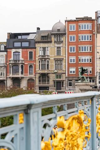 Doe een bod vanaf 760.000 euro.<br /><br />Ideaal gelegen aan de Quai de Rome, in de directe nabijheid van het historische centrum van Luik en de wijk Guillemins, ontwikkelt dit elegante herenhuis een architectonisch karakter dat typerend is voor het einde van de 19e eeuw. Gebouwd over vijf niveaus en bediend door een lift, biedt het opmerkelijk potentieel voor een residentieel of gemengd renovatieproject, met 6 slaapkamers (mogelijkheid tot 8), 3 badkamers, 2 keukens.<br /><br />De gevel van steen en baksteen, met hoge openingen en een centraal balkon, getuigt van de verfijning van een tijd waarin elk detail betekenis had. Binnenin strekken de royale volumes zich uit over meerdere lichte verdiepingen, met geprofileerde plafonds, oude marmeren schouwen en originele patroonvloeren. De lay-out draait om een prachtige centrale trap en een bestaande liftkoker. Achteraan verlengt een intieme tuin op het zuiden aangenaam de ontvangstruimtes. Een prachtige garage, zeldzaam in het stadscentrum, maakt het geheel compleet.<br /><br />De structurele en decoratieve elementen bieden een solide basis voor een eigentijdse renovatie met respect voor het erfgoed. Talrijke mogelijkheden voor inrichting naar behoefte: gezinswoning, representatieve kantoren of vrij beroep.<br /><br />Technische specificaties: solide structuur, lift, individuele verwarming, volledige kelder, geïntegreerde garage, aangelegde tuin, directe nabijheid van openbaar vervoer, scholen en winkels.<br /><br />Elk bod is onderworpen aan de uitdrukkelijke goedkeuring van de eigenaars, die als enigen gemachtigd zijn om te verkopen.