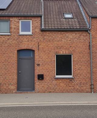 DE IDEALE WONING voor singles, beginners of investeerders

- Energieklasse A !!
- Asbestvrij
- Elektriciteit volledig conform
- Gescheiden riolering
- Zonnepanelen 5600 Wpiek
- Sanitaire leidingen in kunststof
- Nieuwe CV ketel 01/2025
- Woning is 100% instapklaar 
- Volledig geschilderd en gepoetst
- 1 grote en 1 kleine slaapkamer
- Volledig afgesloten Tuin, 
- Zuid-Oost georienteerd, + tuinhuis
- lage maandelijkse energiekost!
- Verhuurwaarde 940€/maand
- zeer centraal gelegen op :
           2km van 2 opritten van de autostrades en van het centrum van Lummen
          400m van ALDI
          1 km van school en kinderopvang

- BIJ INTERESSE BEL/ 0487 789 762
 (rechtstreeks met de eigenaar)


