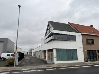 Commercieel gelegen handelspand met studio<br />Open kantoor/handelsruimte (510m²) en duplex appartement van 80m² op een perceel van 1220m². Ideaal gelegen langs een belangrijke verbindingsas/shoppingas Kortrijk-Wevelgem, vlakbij de internationale luchthaven Wevelgem-Kortrijk. Op amper 5min van op- en afrittencomplex R8 en E403 . Het moderne gebouw met industriële look heeft op het gelijkvloers een handelsruimte/kantoorruimte/werkruimte, biedt tal van mogelijkheden. Het is ontworpen als open landschapskantoor en showroom met sanitair en aparte keuken. Daarnaast is er nog een opslagruimte van 47m² en garage van 34m². <br />Het appartement (vooraan) is via een afzonderlijke toegang bereikbaar en omvat traphal, leefruimte met goed uitgeruste openkeuken, badkamer met dubbele wastafel, bad en douche. appart toilet. Via de open trap bereik je het ruime slaapgedeelte en dressing/stockageruimte. Ideaal als conciërgewoonst of voor verhuur. Topligging met MOBISCORE van 8.1/10