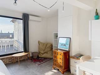 Deze lichtrijke studio bevindt zich op de vijfde verdieping, op een steenworp van het bruisende centrum van Brugge. Dankzij de doordachte indeling...