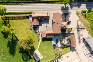 <p>In het hart van de Vlaamse Ardennen, nabij de iconische Muur van Geraardsbergen, vind je deze uitzonderlijke eigendom op 11.716 m². Ideaal als investering met mooi rendement. <br /><br />De site omvat 3 instapklare vakantiewoningen (9 slaapkamers, 9 badkamers) met karaktervolle leefruimtes en volledig uitgeruste keukens. De gebouwen werden met zorg beheerd: volledige renovatie hoofdgebouw in 2005, bijgebouw in 2013, muren en dak vernieuwd in 2020. Technisch volledig in orde, EPC-label B en elektriciteit conform.<br /><br /></p>
<p>Voor ontspanning is er een exclusieve privé wellness met zwemspa, sauna, jacuzzi, dompelton en outdoor fitness. Buiten nodigen diverse terrassen en een verzorgd tuinontwerp uit tot genieten.</p>
<p>Paardenliefhebbers vinden er een stalgebouw met 5 boxen, omliggende weides, en een voormalige piste (momenteel petanquebanen + zonnepanelenopslag – 54 panelen). Extra’s: speelzone, 3 laadpalen, kelder, bergingen, strijkkamer.<br /><br />De woning wordt bemeubeld verkocht én is geschikt als hoofdverblijfplaats. <br />Laat deze unieke kans niet voorbijgaan: een instapklare investering met hoog rendement én een unieke levensstijl midden in de natuur.<br /><br /><br /></p>