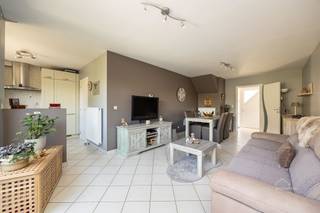 <p><span>Energiezuinige HOB met 3 slaapkamers, garage en ruime zolder</span></p><p><span>In een rustige woonwijk in Boom, nabij recreatiedomein De Schorre, bevindt zich deze verzorgde halfopen bebouwing uit 2004, gelegen op een perceel van 119 m² met een oppervlakte van 124 m².</span><span><br /><br />De woning beschikt over een lichtrijke woonkamer met eetplaats en een ingerichte keuken met inbouwtoestellen. Via de grote schuiframen bereikt u de aangelegde terrastuin. Verder zijn er een inkomhal met gastentoilet, berging en inpandige garage. Op de eerste verdieping bevinden zich 3 slaapkamers, waarvan één met dressing, en een badkamer met ligbad, douche en dubbel wastafelmeubel. De zolder van circa 36 m² biedt mogelijkheden voor een extra slaapkamer, bureau of hobbyruimte, mits de nodige aanpassingen.<br /><br />Buiten geniet u van een onderhoudsvriendelijke terrastuin van circa 26 m².<br /><br /></span><span>TROEVEN:</span></p><ul><li><span>3 slaapkamers en dressing</span></li><li><span>Inpandige garage</span></li><li><span>Ruime, nog in te richten zolder</span></li><li><span>Terrastuin van circa 26 m²</span></li><li><span>Zonnepanelen</span></li><li><span>EPC-label B, 193 kWh/m²/jaar</span></li><li><span>Rustige ligging nabij De Schorre</span></li></ul><p><span> </span></p><p><span>Interesse in deze woning? Contacteer ons voor meer informatie of een bezoek!<br />Gratis schatting van uw eigendom? Contacteer ons vrijblijvend.<br /><br />Robin Van den Bergh<br />robin@home4you.be<br />+32 468 23 19 79<br /></span><span>7/7 bereikbaar</span></p><p><span> </span></p><p><span><br /><br /><br /><br /></span></p>