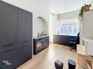 <p><span>Centraal gelegen, instapklare en energiezuinige woning met een doordachte indeling en alle hedendaags comfort. De woning omvat een inkomhal, een volledig ingerichte keuken voorzien van een inductiekookplaat, dampkap, oven, koelkast, diepvries en vaatwasser, een gezellige leefruimte, een afzonderlijk toilet en een praktische bureauruimte. Verder beschikt de woning over een ingerichte badkamer met inloopdouche en dubbele lavabo in meubel, twee slaapkamers, een wasplaats en een aangenaam terras waar u in alle rust kan genieten. EPC: 181 kWh/m²/jaar. Beschikbaar vanaf 01/10/2026. Interesse? Plan uw bezoek in via onze website!</span></p><p><span> </span></p>
