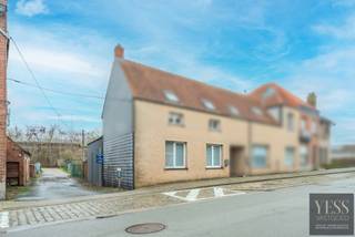 Instapklaar gelijkvloers appartement met terras800€ en geen Syndic kosten.Dit instapklare gelijkvloerse appartement met 1 slaapkamer combineert...