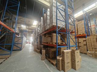 Nivelles South – Warehouse with mezzanine on secured siteWe are offering a 1300 m² warehouse with an additional 110 m² mezzanine, ideally located in...