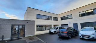 Bureaux/espace polyvalent de 368 m² à 300m de la gare d'Alost. Bonne accessibilité en transport en commun et en voiture. Cuisine et...