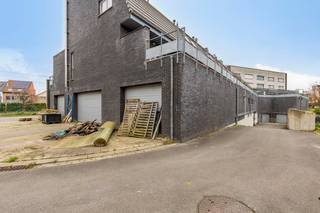 Propriété commerciale stratégique (1 830 m²) idéalement située à PuursVous recherchez une visibilité maximale pour votre entreprise ? Ce bâtiment...