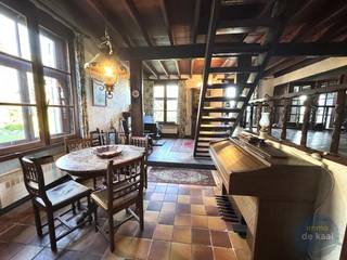 Charmante hoeve met tal van mogelijkheden gelegen tussen Oostende-GistelDroom je van landelijk wonen met karakter en potentieel? Deze authentieke...