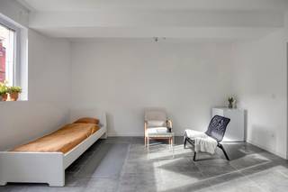 <p>Deze instapklare studio van 38 m² is uitstekend gelegen in de Jean Baptiste Van Monsstraat te Leuven, op een steenworp van het station en met een vlotte verbinding naar het stadscentrum.</p>
<p>Het pand kreeg officieel de bestemming “kantoor”, waardoor het uitermate geschikt is voor zelfstandigen, vrije beroepen of als professionele werkruimte.</p>
<p>De ruimte is praktisch ingedeeld en beschikt over een aparte sanitaire voorziening met lavabo, toilet en douche.</p>
<p>Dankzij de strategische ligging en de functionele indeling vormt dit pand een interessante opportuniteit voor wie op zoek is naar een compacte en centraal gelegen werkplek in Leuven.</p>
Interesse? Neem contact op met Thomas via thomas@sophimo.be of +32 499 22 99 24.