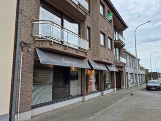 In het bruisende hart van Oostkamp, vlakbij Brugge en met een vlotte aansluiting op de E40, bevindt zich dit handelspand van ca. 114 m². Dankzij...