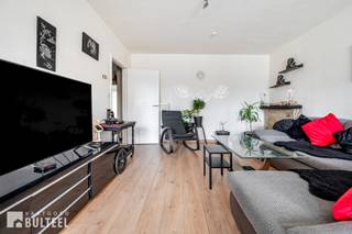Bent u op zoek naar een opbrengsteigendom of wenst u te wonen in de nabijheid van het centrum, dan is dit appartement beslist iets voor u. Het appartement biedt u een inkomhal, een ruime living met toegang tot een klein inpandig terras, een grote keuken, een slaapkamer, een badkamer met lavabo en douche, een apart toilet en een berging. Een extra troef is de privatieve garage, ideaal voor wie belang hecht aan parkeergelegenheid of extra opslagruimte. De ramen zijn voorzien van dubbele beglazing. Centrale verwarming op aardgas. Elektriciteit is conform. Mogelijkheid tot het aankopen van een garage aan 15.000 euro. Het appartement is momenteel verhuurd. Dankzij de centrale ligging bevinden winkels, scholen, het Romain de Vidtspark, het Waasland Shopping center en het openbaar vervoer zich op wandelafstand. Goede verbinding naar E17 en N16.