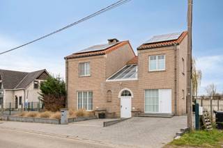 <p>Vanaf het moment dat je de woning binnenstapt, voel je de rustige, warme sfeer die dit huis zo bijzonder maakt. Op een ruim perceel van ongeveer 18a vind je een solide en comfortabele gezinswoning die je meteen omarmt. De gelijkvloerse verdieping biedt je meer dan 100m² aan leefruimte, een gezellige salon, een praktische bijkeuken en een keuken met eetplaats waar het dagelijkse leven zich vanzelf rondom verzamelt. De aangrenzende berging maakt het geheel extra functioneel.</p>
<p>Boven ontdek je een ruime badkamer, een afzonderlijke doucheruimte, drie royale slaapkamers en een vierde, compactere kamer die perfect dienstdoet als bureau, dressing of hobbyruimte. Alles voelt licht, open en uitnodigend aan.</p>
<p>Buiten wacht een mooi aangelegde tuin met terras, een plek waar lange avonden en rustige ochtenden elkaar moeiteloos afwisselen. De ligging in Budingen combineert landelijkheid met een vlotte verbinding richting de omliggende gemeenten, waardoor je hier echt het beste van twee werelden vindt. Misschien voel je het al: dit zou zomaar jouw volgende thuis kunnen zijn. Neem gerust contact op voor een bezoek.<br /><strong>jan.berge@living-stone.be GSM 0470/980210</strong></p>