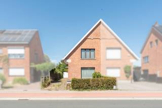 <p>Deze woning uit 1962 is gelegen in een residentiële en landelijke omgeving in Sint-Niklaas, met een vlotte verbinding naar belangrijke invalswegen. De halfopen bebouwing biedt veel potentieel voor wie op zoek is naar een huis met ruimte en een praktische indeling. Dankzij de lichtrijke leefruimte, veranda en grote tuin van 475 m² geniet u hier van een aangename woonomgeving. Met vier slaapkamers is deze woning ideaal voor gezinnen of wie extra ruimte zoekt voor hobby’s of thuiswerk. De aanwezige garage en schuur zorgen bovendien voor extra bergruimte en gebruiksgemak.</p>
<p> </p>
<p>Belangrijkste ruimtes:</p>
<p>• Inkomhal van 4,13 m²</p>
<p>• Ruime living van 33,85 m² met veel lichtinval</p>
<p>• Keuken van 8,56 m² met aansluitende veranda</p>
<p>• Veranda van 9,95 m² met zicht op de tuin</p>
<p>• Badkamer van 8,53 m²</p>
<p>• 4 slaapkamers van 9,37 m², 15,77 m² en 17,62 m²</p>
<p>• Garage van 19,11 m²</p>
<p>• Schuur van 8,63 m²</p>
<p>• Tuin van 475 m²</p>
<p> </p>
<p>Troeven:</p>
<p>• Halfopen bebouwing in rustige residentiële omgeving</p>
<p>• Ruime tuin van 475 m²</p>
<p>• Vier volwaardige slaapkamers en praktische indeling</p>
<p> </p>
<p>Neem vandaag nog contact op met je ERA-makelaar voor een bezoek.</p>
<p> </p>
<p>JOUW DROOMHUIS. ZO GEVONDEN!</p>
