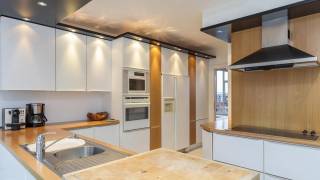 In het centrum van Tienen, met een vlotte verbinding met de E40, ligt dit prestigieus duplex appartement op de bovenste verdieping (4de en 5de) van residentie Menegaard, met veel lichtinval en ZW georiënteerd terras. De totaal bewoonbare oppervlakte van 190 m² is als volgt: Inkomhal met natuursteen vloer, vestiaire en vaste trap naar 5de verdiep, gastentoilet, ruime berging/wasplaats, ingerichte woonkeuken met ontbijtruimte, ruime L-living met parket en ingebouwde gashaard en prachtig boograam met ingewerkte sfeerverlichting, groot ZW georiënteerd terras met bankirai vloer, automatische zonwering en rolhordeur. Op de verdieping bevinden zich de nachthal met parket en ingebouwde kasten en mogelijkheid tot bureauruimte, 3 slaapkamers met parket waarvan 1 slaapkamer met aansluitende badkamer (douche, bad, toilet en lavabomeubel) en een tweede aparte badkamer (douche, toilet en lavabomeubel). In de ondergrondse parkeergarage is er een ruime, droge privé-kelder van ruim 16 m². Er is tevens een makkelijk toegankelijke autostaanplaats, aanpalend aan de kelder, inbegrepen in de prijs. Het appartement is voorzien van aluminium ramen met dubbele beglazing en velux-ramen met rolluiken; individuele verwarming op aardgas en radiatoren met thermische kranen. Voor wie op zoek is naar een uitzonderlijk appartement in het centrum van Tienen met een hoog afwerkingsniveau en praktisch ingericht is dit zeker een buitenkans.<br />Aarzel dus niet en maak snel een afspraak voor een bezichtiging.<br />