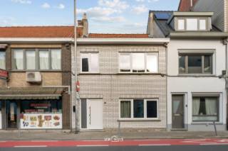 Deze charmante stadswoning combineert ruimte, comfort en een uitstekende ligging in het hart van de stad. Dankzij de zeer brede gevel geniet u...