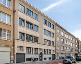 <strong>Nieuw volledig gerenoveerd 2 slaapkamer appartement ca. 114m² in de gegeerde tentoonstellingswijk vlakbij het groene Mastvest, openbaar vervoer, winkels, scholen, belangrijke in-en uitvalswegen. Er is een gemeenschappelijke tuin.</strong><br /><br /><span><strong>INDELING;</strong></span><br /><br /><span>U betreedt het gezellige appartement via de INKOMHAL ca. 1,75m </span><span>x 6m met mogelijkheid tot vestiaire.<br /><br /></span><span>De ruime en lichte LEEFRUIMTE ca. 7,7m x 4,8m gelegen op parket staat in verbinding met de volledig gerenoveerde KEUKEN ca.2,61m x 2,,56m die voorzien is van een vaatwasser, </span><span>anderhalve spoelbak, elektrisch vuur, dampkap en voldoende opbergkasten.</span><br /><br /><span>Via de NACHTHAL krijgt u toegang tot de slaapkamers en badkamer;</span><br /><br /><span>De MASTERBEDROOM ca. 3,8m x 4,6m gelegen op parket.</span><br /><br /><span>SLAAPKAMER 2 ca. 3,7m x 3,8m is eveneens gelegen op parket.<br /><br /></span>Hobbykamer: 2,7m x 2m op parket<br /><br /><span>De gerenoveerde BADKAMER ca. </span><span>2,1m x 3m is voorzien van een dubbele lavabo in een meubel, een toilet en een regendouche.<br /><br /></span><span>Achteraan het gebouw is er een tuin aanwezig waar de bewoners van het gebouw kunnen genieten van de zon!<br /><br />Privatieve KELDER inclusief.<br /></span><br /><strong>BIJZONDERHEDEN;</strong><br /><span>* Zeer licht en instapklaar gerenoveerd appartement<br />* Heel het appartement is gelegen op vernieuwd eiken parket</span><br /><span>* Goed onderhouden gebouw</span><br /><span>* Elektriciteit conform, dubbele beglazing</span><br /><span>* Kelder inclusief<br />* €77/maand (onderhoud van de lift, elektra gemeenschappelijke delen en beheer)<br />* Extra: kleine kamer dat kan dienen als dressing, hobbykamer of berging<br />* Mogelijkheid om het huren van een parking in het gebouw aan €100 + €5 algemene kosten per maand</span>