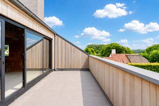 <strong><strong>LIGGING<br /></strong></strong><span>Deze stapelwoning geniet van een uitstekende ligging in een aangename woonwijk in het pittoreske Dikkelvenne, deelgemeente van </span><span><span>Gavere</span></span><span>. Hier woont u in alle rust, omringd door groen en karaktervolle landschappen, terwijl u toch profiteert van een vlotte verbinding naar </span><span><span>Gent</span></span><span>, </span><span><span>Oudenaarde</span></span><span> en de belangrijkste invalswegen.</span><span> Natuurliefhebbers kunnen volop genieten van de nabijgelegen wandel- en fietsroutes doorheen de Scheldevallei en de Vlaamse Ardennen, terwijl dagelijkse voorzieningen, scholen en winkels zich binnen handbereik bevinden. </span><span>Een uitzonderlijke locatie voor wie op zoek is naar een harmonieuze combinatie van rust, natuur, bereikbaarheid en levenskwaliteit.</span>
<p>Het volledige project, bestaande uit 2 aparte entiteiten met individuele toegangen, werd ontworpen met respect voor het natuurlijke reliëf van het terrein en geniet van een unieke ligging met weidse zichten over de omliggende vallei.<strong><br /><br />INDELING<br /></strong><span>Deze penthouse bestaat uit een royaal woonvolume in casco-afwerking, 2 autostaanplaatsen en een terras met prachtige vergezichten. Dankzij de doordachte opbouw biedt het geheel een waaier aan mogelijkheden voor wie op zoek is naar ruimte, flexibiliteit en architecturale kwaliteit. Het appartement</span><span> werd ontworpen om plaats te bieden aan alle voorzieningen, 3 slaapkamers en 2 badkamers. De casco-afwerking laat toekomstige eigenaars bovendien volledig vrij om het pand naar eigen smaak en woonwensen af te werken. Eveneens is er mogelijkheid tot het installeren van een interne lift. </span><span>Aan de voorzijde van het perceel bevinden zich 2 autostaanplaatsen. </span><span>Een zeldzame kans voor wie architectuur, natuur en ruimte wil verenigen in één bijzonder vastgoedproject.</span></p>
<p><span><strong>Voor meer info of een bezoek:</strong><br /><em>Stéphanie Eeckhout – 0472 13 28 79</em></span><span><em><br /><br />* Sommige beelden zijn referentiebeelden</em></span></p>
<p><span><em> </em></span></p>
<p><strong> </strong></p>