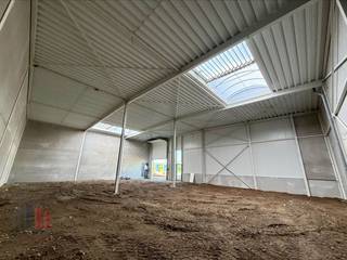 <strong>Nieuwbouw KMO-unit </strong>met een oppervlakte van <strong>400 m²</strong> te koop op de nieuwe bedrijvenzone "STADSBEEMD". Grotere oppervlaktes zijn eveneens mogelijk.<br />Strategisch gelegen nabij de bedrijvige Staatsbaan met een vlotte verbinding naar de E314 en het Klaverblad te Lummen.<br /><br />De hoogkwalitatieve <strong>casco magazijn </strong>(brandklasse C) met een<strong> vrije hoogte van 6 m</strong> is toegankelijk via een <strong>automatische sectionale poort</strong> (4,5 m H x 4  m B) en beschikt over een afzonderlijke toegangsdeur. De unit is volledig geïsoleerd en afgewerkt met een polybetonvloer met een draagkracht van<strong> 1 T/m²</strong>. Verder is de ruimte uitgerust met een lichtstraat met rookluik.<br /><br />Tevens aanwezigheid van <strong>4 privatieve parkeerplaatsen</strong> en de mogelijkheid tot het plaatsen van een tussenvloer. <strong>Voorziene oplevering 05/2026</strong>. Ruime parkeer- en manoeuvreerruimte op de site.<br /><br />Contacteer <strong>PANORAMA B2B </strong>voor bijkomende inlichtingen, plannen of een vrijblijvend plaatsbezoek<strong> 0474 17 17 15.</strong>