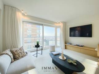 Op een unieke hoeklocatie aan het iconische Rubensplein in Knokke, pal naast de Zeedijk, bevindt zich dit smaakvol gerenoveerde appartement. Vanuit de lichtrijke leefruimte geniet u van een open zicht op zee en het levendige plein. Dankzij de zuidwestelijke oriëntatie baadt het appartement in het zonlicht, tot in de vroege avond, een zeldzame troef aan de kust.<br /><br />De inkomhal beschikt over een vestiaire en gastentoilet. De gezellige leefruimte, met grote raampartijen en een warme lichtinval, sluit naadloos aan op de volledig uitgeruste open keuken, voorzien van kwalitatieve toestellen, een wijnkast en een aparte diepvriezer. De nachthal geeft toegang tot twee volwaardige slaapkamers, elk met ingebouwde kasten. De stijlvolle douchekamer is apart gelegen en beschikt over een tweede toilet.<br /><br />Het interieur straalt klasse en rust uit dankzij de uniforme mortex vloer met vloerverwarming, die doorloopt in het hele appartement.<br />Bovendien beschikt het appartement over een private kelderberging en een gemeenschappelijke fietsenstalling.<br /><br />Mogelijkheid tot aankoop van een autostaanplaats/garagebox in de nabije omgeving!<br />Maatregelenregister in aanvraag.<br /><br />Aarzel niet om ons te contacteren voor meer info: tel.: 050 62 44 14 of via knokke@immax.be