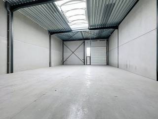 KMO-unit te huur van ca. 217 m² op de Reynaertsite te Vichte.De casco opslagruimtes hebben een vrije hoogte van 6 meter en zijn voorzien van...