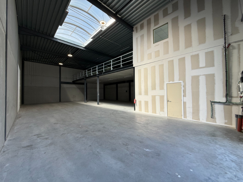 Magazijn van 288 m² +  mezzanine 160 m² en 2 parkeerplaatsen + buitenopslag - photo 4