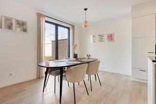 <p>Ontdek dit <strong>hoogwaardig afgewerkt nieuwbouwappartement </strong>in residentie Klaverhof, rustig gelegen nabij het centrum van Vosselaar en met vlotte verbindingen naar omliggende gemeenten.</p><p>Het appartement heeft een<strong> bewoonbare oppervlakte van 100,87 m²</strong> en beschikt over een <strong>ruim terras van 22,28 m².</strong></p><p>Bij het betreden van het appartement komt u in een ruime inkomhal met apart toilet. Van hieruit bereikt u de lichtrijke leefruimte, waar grote raampartijen zorgen voor een aangenaam zicht op de tuin en het terras. De open keuken sluit naadloos aan op de leefruimte en is volledig uitgerust met<strong> kwalitatieve toestellen</strong>, waaronder een inductiekookplaat, dampkap, vaatwasser, ingebouwde koelkast, combi-oven en lavabo. Verder beschikt de keuken over een aparte berging met aansluiting voor was- en droogmachine. Het appartement beschikt over twee slaapkamers en een stijlvolle badkamer voorzien van inloopdouche, ligbad en wasmeubel.</p><p>Mogelijkheid tot aankoop aan 6% btw-regeling (onder voorwaarden).</p><p>Dit appartement is <strong>per direct beschikbaar</strong>!</p><p>Extra:<br />- Energiezuinige nieuwbouw (E-peil < 40)<br />- Ventilatiesysteem D<br />- Vloerverwarming<br />- Aankoop van autostaanplaats en kelderberging verplicht!<br />- Prijs exclusief notariskosten en BTW! <br />- P-score A, G-score A <br />- Woongebied, Vg, Gvv, Gvkr, Gmo<br />- Niet opgenomen in het maatregelenregister</p><p>Voor meer info ga naar www.coenenvastgoed.be of bel 03/375.82.92</p>