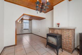 <p>De ligging is de ideale combinatie van een groene omgeving (de Assebroekse Meersen met z'n vele wandelpaden) en een vlotte verbinding met centrum Brugge, verbindingswegen naar E40 en E403.</p>
<p>De woning is ingedeeld in:<br />Gelijkvloers: Inkomhal, leefruimte met zithoek en eetplaats, keuken, badkamer en achterdeur naar tuin.<br />Eerste verdieping: 2 ruime slaapkamers waarvan 1 met doorgang naar zolderverdieping.<br />Tweede verdieping: bergzolder te bereiken via vaste trap. Mogelijkheid tot 3<sup>de</sup> slaapkamer.</p>
<p>Buiten: rechtstreekse toegang naar de straat, terras, achtertuin en verschillende aanbouwen.</p>
<p>Van deze te moderniseren woning op centrale locatie uw nieuwe thuis maken?</p>
<p>Contacteer Bonne Vastgoed 7 op 7 voor meer info op 0468/10.40.40 of info@bonnevastgoed.be</p>