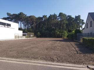 <p><span>In een aangename en residentiële omgeving langs de Eindstraat in Maasmechelen bevindt zich dit mooi perceel bouwgrond voor open bebouwing met een oppervlakte van 8a49ca.</span></p><p><span>De grond is ideaal gelegen: op korte afstand van winkels, scholen, openbaar vervoer en het administratief centrum van Maasmechelen. Daarnaast is ook de autosnelweg vlot bereikbaar, wat zorgt voor een uitstekende verbinding met de ruime regio. Ondanks deze centrale ligging geniet u hier van een bijzonder rustige woonomgeving, met bovendien een groene en bosrijke omgeving in de nabijheid.</span></p><p><span>Het perceel heeft een straatbreedte van 20,5 meter en een diepte van 41,07 meter, wat tal van mogelijkheden biedt voor het realiseren van een ruime open bebouwing met een mooie tuin.</span></p><p><span> </span></p><p><span>Voor meer informatie, contacteer ons op het nummer 0484.35.70.31 of mail naar diana@jemar.be!</span></p>