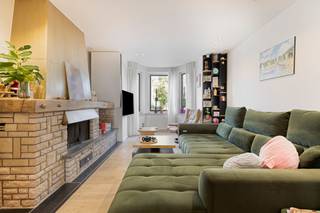 Cette maison prête à emménager est située dans la Duinhoekstraat, juste à côté de la forêt de Calmeyn, des dunes et des boutiques. La finition...