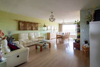 Zeer goed onderhouden, ruim appartement met twee slaapkamers, terras en garagebox. <br /><br />Beschikbaar op 1 juni.<br /><br />Goede, residentiële ligging nabij openbaar vervoer en winkels op wandelafstand! <br /><br />Indeling:<br />Het appartement is gelegen op de 4 verdieping (met lift): mooie uitzichten en veel lichtinval! Indeling: inkomhal met apart toilet en berging, ruime leefruimte op laminaatvloer, balkon vooraan, aparte keuken voorzien van oven, kookvuur, dampkap en vele kasten. Badkamer voorzien van ligbad met douchemogelijkheid, twee ruime slaapkamers, terras achteraan. <br /><br />Bijzonderheden:<br />Ondergrondse garagebox bij aan te huren voor 50 euro per maand. <br />Maandelijkse kosten 70 euro voor het onderhoud van gemene delen, lift en waterverbruik in het appartement. Verbruik van gas en elektriciteit met aparte meters. <br /><br />Nieuwe ramen met dubbele beglazing, recente cv ketel op gas. <br />Gunstige EPC score van 137 kWh/m², B label.