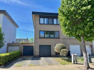 <p><span>Deze aantrekkelijke halfopen woning in Hoevenen biedt een ideale combinatie van comfort en functionaliteit en is een aanrader voor wie op zoek is naar een rustige en kindvriendelijke locatie in een goed onderhouden wijk.</span></p><p><span> </span></p><p><span>Het huis beschikt over 4 slaapkamers, wat voldoende ruimte biedt voor een groeiend gezin of bureauruimte, de badkamer is voorzien van een ligbad met douchescherm, een wastafel en toilet. Op de eerste verdieping bevindt zich de leefruimte van ca. 35 m² met vernieuwde vloer, glazen deur en een open, witte neutrale keuken met basistoestellen, op de benedenverdieping vindt u een gastentoilet, een hobbyruimte/studio en de inpandige garage.</span></p><p><span> </span></p><p><span>Buiten beschikt de woning over een voortuin, 2 autostaanplaatsen en een zonnige, omheinde achtertuin.</span></p><p><span> </span></p><p><span>EXTRA'S : vernieuwd en conform dak (2023), 12 zonnepanelen, 2de garage naast de woning, e-peil = B, conforme elektriciteit</span></p><p><span> </span></p><p><span> </span></p>