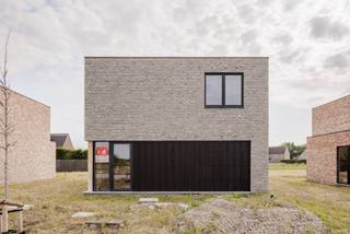 In de ‘Eggerstraat’, een rustige nieuwe woonstraat net buiten de dorpskern van Oostmalle bouwde Danneels deze <strong>prachtige open bebouwing </strong>op het lot 11.<br /><br />Deze moderne gezinswoning<strong> </strong>heeft een lichtrijke leefruimte, volledig ingerichte keuken en badkamer, drie <strong>ruime slaapkamers,</strong> garage én een mooie tuin. <br /><br />Deze woning werd al wind- en waterdicht gerealiseerd en kan <strong>op korte termijn woonklaar</strong> worden afgewerkt. <br /><br />Jij kiest zelf jouw keuken- en badkamerinrichting en de vloer- en wandtegels bij onze partners. <br /><br />Een geothermische warmtepomp, zonnepanelen en een ventilatiesysteem met warmterecup zorgen voor een optimaal comfort en een lage energiefactuur.