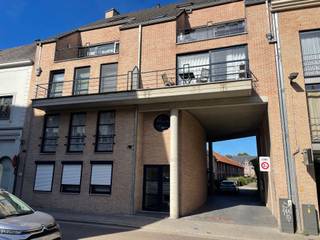 <p><span>Deze knappe 1-slk penthouse is achterin gelegen op een rustig woonerf, maar toch op een steenworp van de Grote Markt. Het heeft een inkom met vestiaire en toilet, een grote living met semi open keuken en een erg ruime slaapkamer met aansluitend de badkamer met bad en douchesysteem. Tevens is er een erg grote berging. Een top appartementje vanwege de rust en de ruimtelijkheid die wordt gecreëerd doordat de plafonds tot de nok werden open gelaten. Een nieuwe warmtepomp lucht-lucht zorgt voor de verwarming en koeling. Snel zijn is de boodschap!</span></p>