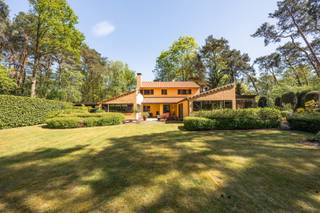 Voor meer info van deze woning of een gratis waardebepaling van je eigen woning: 016 199 340 of info@homixx.be.<br /><br />Homixx Vastgoed stelt u met trots deze uitzonderlijke en energiezuinige villa voor, gelegen op een indrukwekkend perceel van 2.542 m² aan de Oude Putsebaan in Keerbergen. <br />Deze woning biedt met een bewoonbare oppervlakte van 314 m² een perfecte balans tussen ruimte, modern comfort en een rustgevende, groene omgeving. <br />De villa onderging in 2003 een grondige verbouwing, waarbij kosten noch moeite werden gespaard om aan de hedendaagse woonstandaarden te voldoen.<br /><br />Bij het betreden van de woning valt direct het lichtrijke karakter en de kwalitatieve afwerking op. De royale leefruimte staat in direct contact met de uitgeruste keuken en de ruime veranda (geplaatst in 2008), wat samen het kloppende hart van de woning vormt. <br />Een absolute troef op het gelijkvloers is de comfortabele master bedroom met en-suite badkamer en dressing. <br />Daarnaast beschikt deze verdieping over een bureauruimte met een inspirerend zicht op de tuin, een praktische berging/wasplaats en directe toegang tot de inpandige garage.<br /><br />Op de verdiepingen vinden we nog eens vier volwaardige slaapkamers en een tweede, afgewerkte badkamer. <br />De woning is technisch volledig up-to-date met een gunstige EPC-score B, asbestveilig, een modern ventilatiesysteem type D en een geïsoleerde kruipkelder. <br />Buiten geniet u in alle privacy van de prachtig aangelegde, ruime tuin met zwemvijver en het sfeervolle terras.