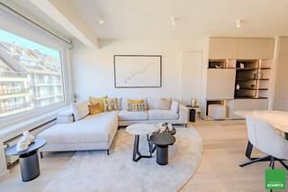 Prachtig appartement met 3 slaapkamers nabij het ZegemeerIndeling:Inkomhall met vestiaire, aparte WC en berging/wasplaats. Ruime leefruimte met veel...