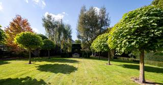 Indien u zoekt achter een TOP-ligging, discreet in het groen en toch dichtbij alles, dan is dit misschien wel het antwoord!<br /><br />De woning is tot in het minutieuze onderhouden en voorzien van alle hedendaagse comfort, zoals mooie eiken parketten, een haard, domotica, screens, elektrische rolluiken, ...<br />Op energetisch vlak doet hij ook niet onder doordat alles geïsoleerd is, nieuwe ramen met hoogwaardig glas, hoogrendement verwarmingsketel, etc.<br /><br />Indeling:<br />*Kelder<br />*Gelijkvloers: inhom-/trappenhal, gastentoilet, heel ruime en lichtrijke leefruimte (salon en eetplaats) met verzicht, zonneveranda, hoogwaardig afgewerkte keuken met alle hedendaags comfort (6-beks inductiekookplaat, ingewerkte friteuse, etc.), bureauruimte, achterinkom, wasruimte en een mooie grote garage.<br />*1ste verdieping: nachthall, 3 heel ruime slaapkamers, badkamer (ligbad - bubbelbad, dubbele lavabo, bidet en douche), 4de kinderslaapkamer en nog een strijkkamer.<br />*2de verdieping: zolder<br /><br />De gehele eigendom beslaat net iets meer dan 1,9 hectare en biedt een heel wijds gevoel.<br /><br />Interesse?? Contacteer dan Pieterjan Windey op pw@entree.be of 0472 80 20 65