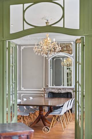Tussen het Ambiorixplein en de levendige wijk rond Plasky, nabij Diamant en het Jubelpark, bevindt zich dit uitzonderlijke herenhuis met drie gevels, gebouwd in 1912 in verfijnde Beaux-Artsstijl. Met een bewoonbare oppervlakte van circa 631 m² op een perceel van 2a 20ca, biedt deze woning een unieke combinatie van elegantie, ruimte en authenticiteit.<br />Via de hoofdingang aan de prestigieuze Emile Maxlaan betreedt men een wereld van verfijnde architectuur en tijdloze charme. Tal van authentieke elementen werden zorgvuldig bewaard: originele parketvloeren, rijkversierde schouwmantels, fijn lijstwerk, glas-in-looddeuren, siersmeedwerk, fresco’s en ornamenten getuigen van een uitzonderlijk vakmanschap.<br />De prachtige leefruimtes worden gekenmerkt door hoge plafonds, royale volumes en veel natuurlijk licht, wat bijdraagt tot een gevoel van grandeur en harmonie. Deze eigendom leent zich uitstekend tot veelzijdig gebruik – als prestigieuze gezinswoning, kantoorruimte of representatief pand met gemengd karakter.<br /><br />Een pand vol geschiedenis en karakter, dat de grandeur van het begin van de 20e eeuw weerspiegelt en tal van mogelijkheden biedt in één van de meest charmante lanen van Schaarbeek, omgeven door elegante handelszaken, sfeervolle restaurants en uitstekende verbindingen.<br /><br />Indeling<br />Gelijkvloers: majestueuze inkomhal met monumentale trap, verfraaid met een fresco geïnspireerd op het Cauchiehuis, elegante ontvangstruimte met houtwerk en glas-in-loodramen, vestiaire en gastentoilet, volledig uitgeruste keuken met toegang tot terras en tuin, souplex (gelijkvloers + kelder).<br /><br />Eerste verdieping: ruim salon met hoge plafonds en moulures, grote eetkamer met authentieke details, tweede keuken met eetruimte en balkon<br /><br />Tweede verdieping: 3 ruime slaapkamers, dressing, grote badkamer met ligbad, douche en toilet<br /><br />Derde verdieping: 4 slaapkamers<br /><br />Zolderverdieping: volledig geïsoleerd dak vernieuwd in 2025. Mogelijkheid tot inrichting (extra kamers, enz.)<br /><br />Kelderverdieping: ruime kelders, wijnkelder, wasruimte en stookruimte met nieuwe condensatieketel op gas (2022).